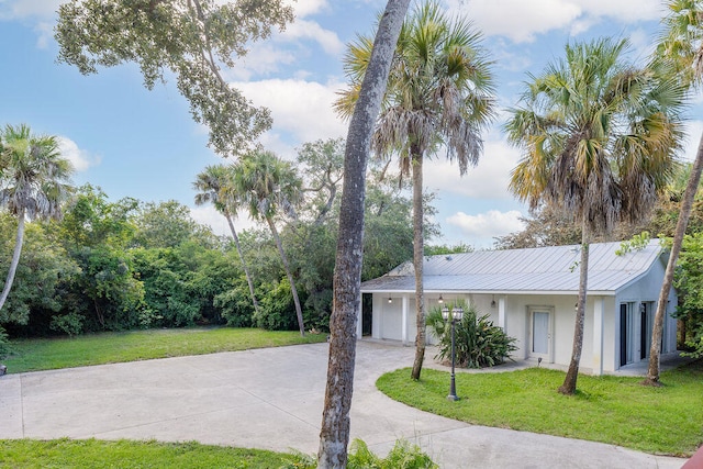 view of front facade featuring a garage and a front lawn