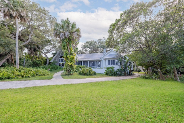 view of front facade with a front lawn