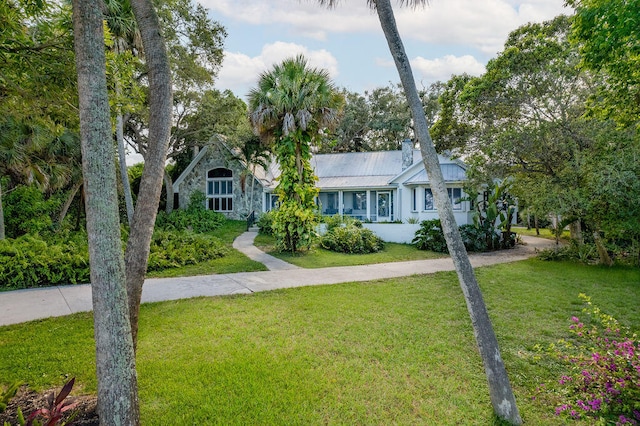 view of front of property featuring a front yard