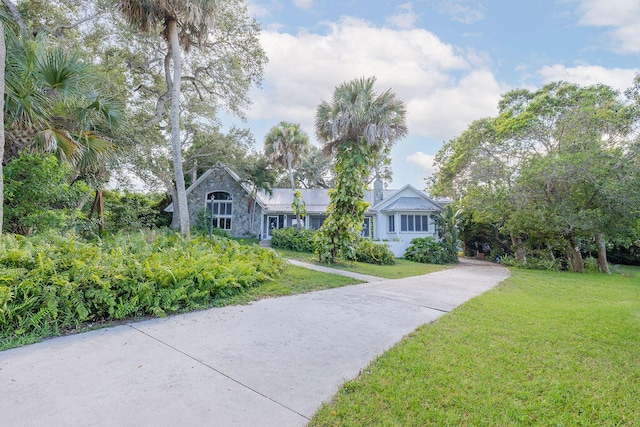 view of front of property with a front yard