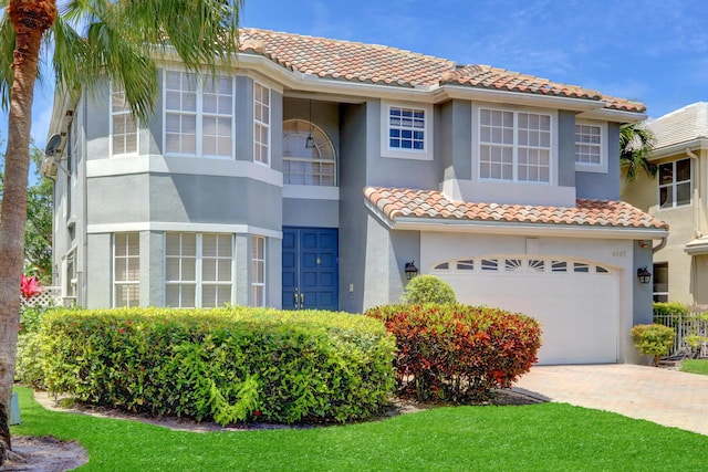 view of front facade featuring a garage