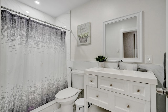 bathroom featuring a shower with curtain, vanity, and toilet