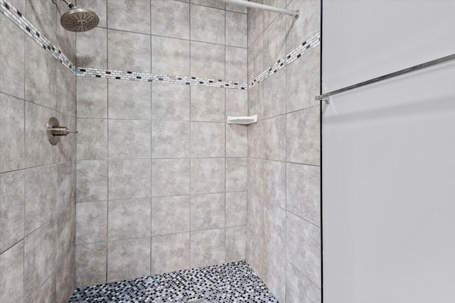 bathroom featuring a tile shower