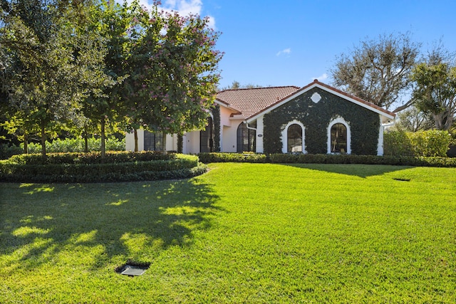 view of front of property featuring a front lawn