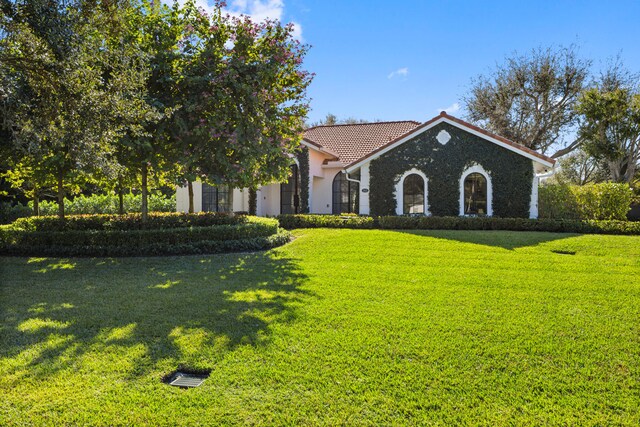 view of front facade with a front lawn