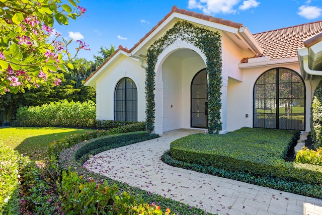 view of front of house with a front lawn