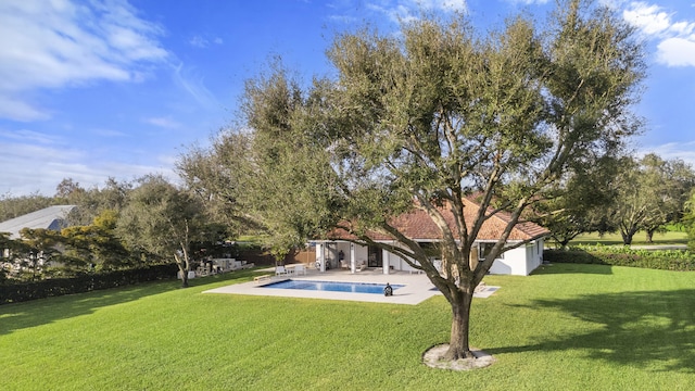 view of yard featuring an outdoor structure and a patio area