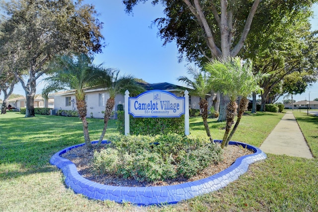 community / neighborhood sign featuring a lawn