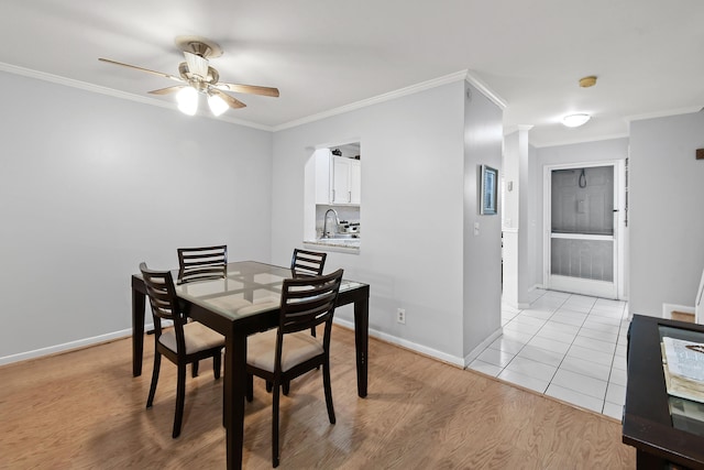 dining space featuring sink, crown molding, light hardwood / wood-style floors, and ceiling fan