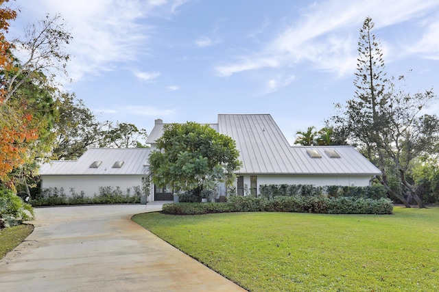 view of front of home featuring a front yard