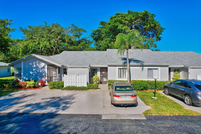 view of front of home featuring a front yard