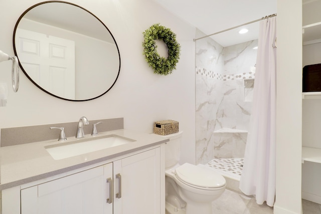 bathroom featuring toilet, a shower with shower curtain, and vanity