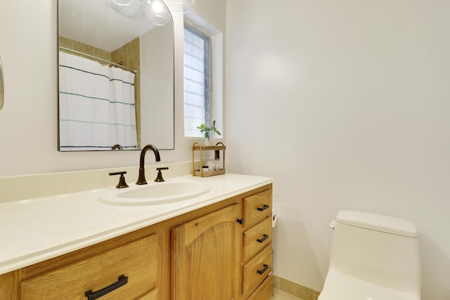 bathroom featuring a shower with shower curtain, vanity, and toilet