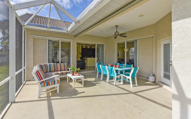 sunroom with ceiling fan