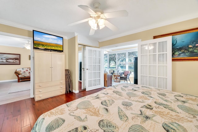 bedroom with ornamental molding, a closet, dark wood-type flooring, and ceiling fan