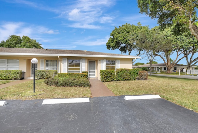 ranch-style home featuring a front yard