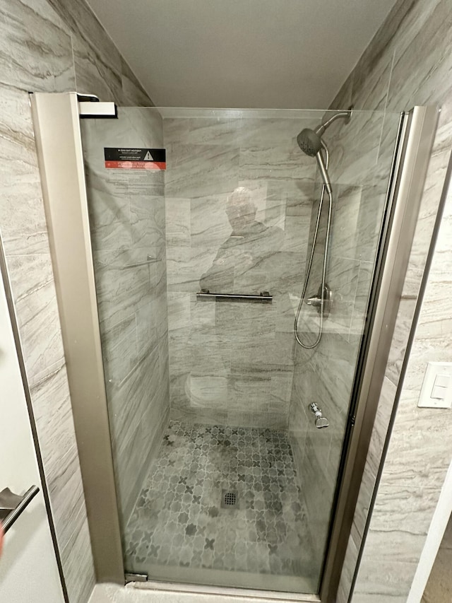 bathroom featuring a tile shower