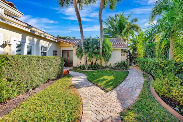 view of front of property with a front yard