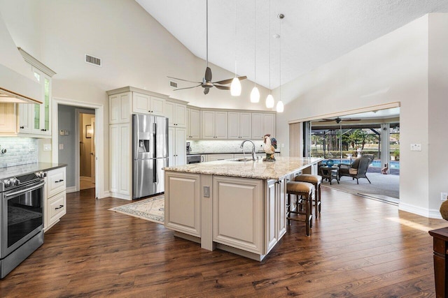 kitchen featuring visible vents, stainless steel appliances, a ceiling fan, and a sink