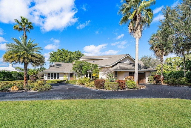 view of front of house featuring aphalt driveway and a front yard