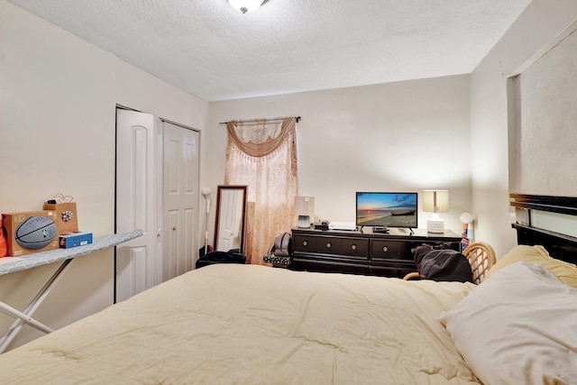 bedroom featuring a textured ceiling and a closet