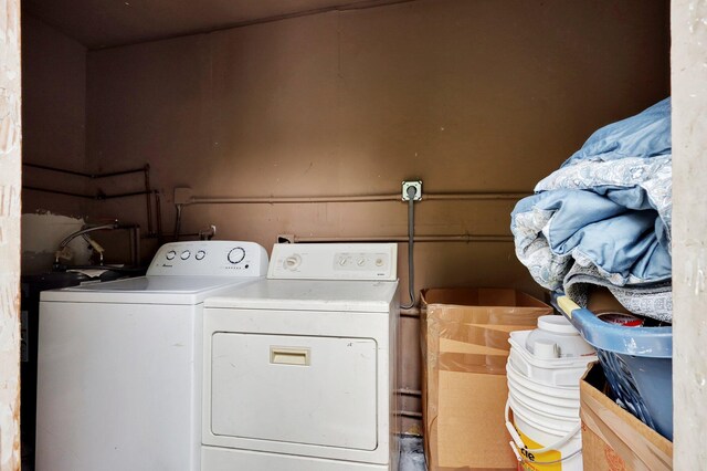 washroom featuring washer and clothes dryer