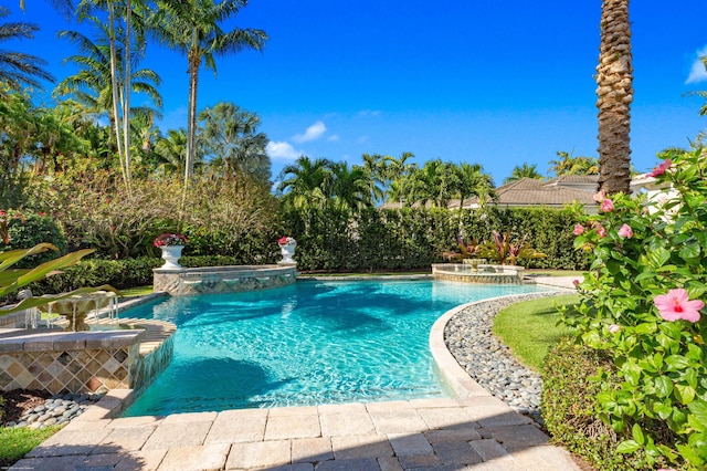 view of pool featuring an in ground hot tub and pool water feature