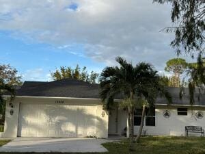 view of front facade featuring a garage