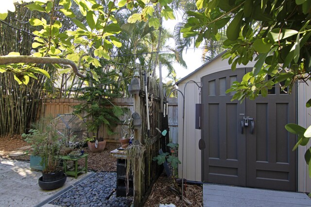 view of yard with a storage unit