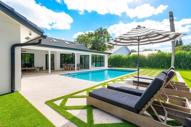 view of pool with ceiling fan, a patio, and an outdoor hangout area