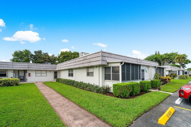 single story home featuring a front lawn