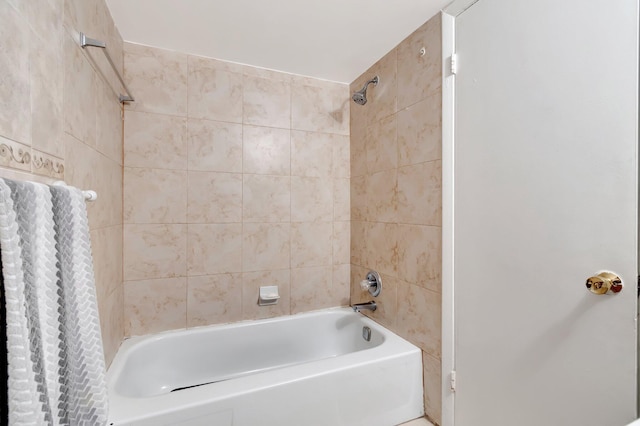 bathroom featuring tiled shower / bath