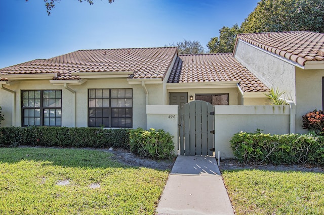 view of front of house featuring a front yard