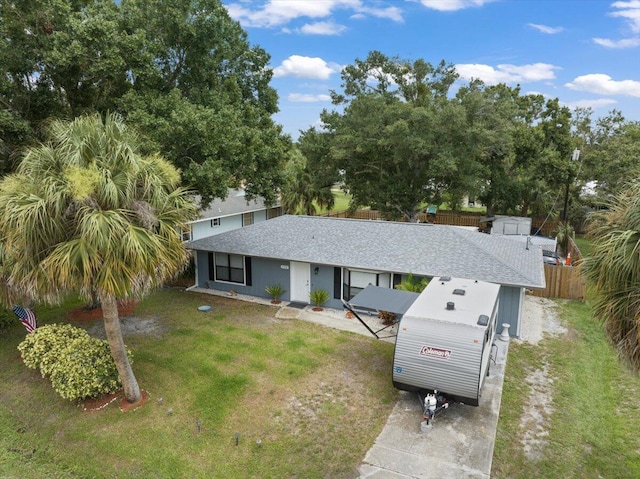 view of front of home with a front lawn