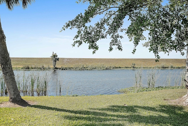 water view featuring a rural view