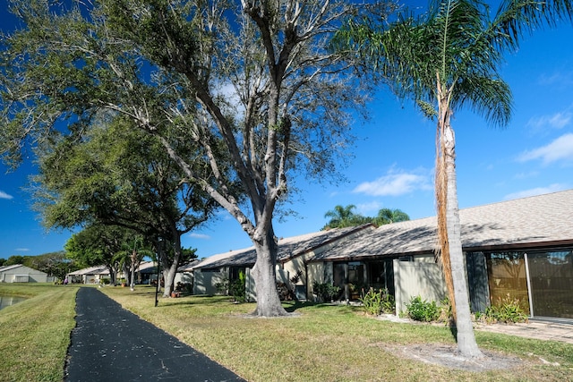 view of front facade featuring a front lawn