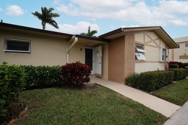 view of front of home featuring a front lawn