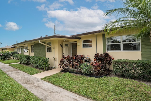 view of front of property featuring a front yard