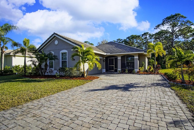 ranch-style home featuring a front lawn