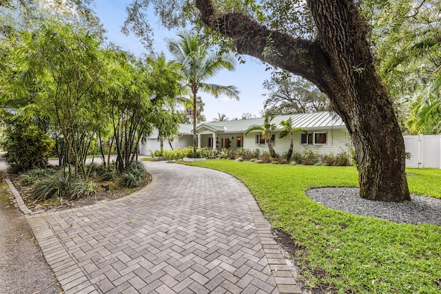 view of front of property featuring a front lawn