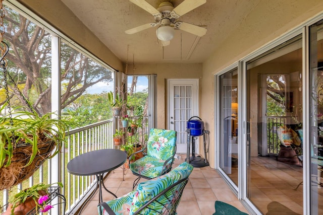 sunroom featuring ceiling fan