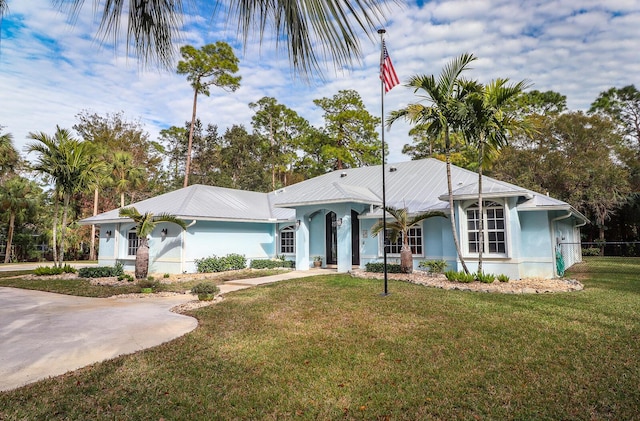 single story home with a front lawn