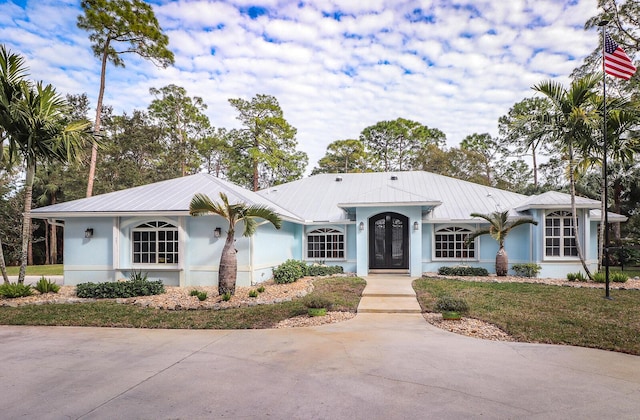 single story home featuring a front yard