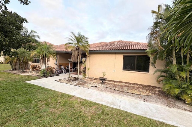 view of front of home featuring a patio area and a front yard