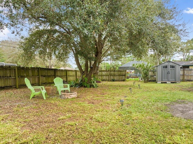 view of yard featuring a storage shed