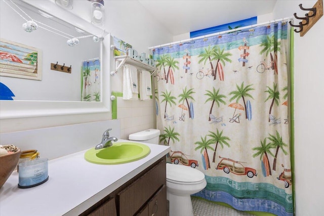 bathroom featuring a shower with shower curtain, vanity, and toilet