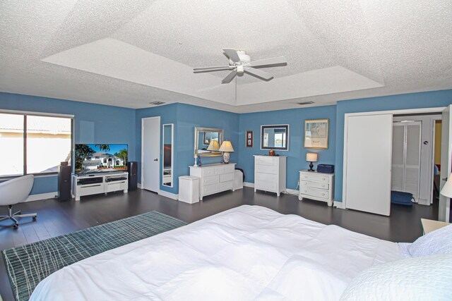 unfurnished room featuring dark hardwood / wood-style flooring, a textured ceiling, and ceiling fan