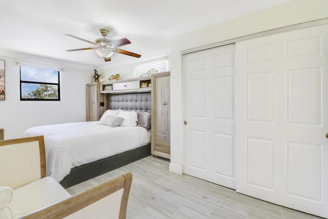 bedroom featuring light hardwood / wood-style floors, ceiling fan, and ornamental molding