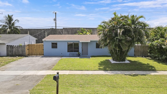 single story home featuring a front lawn