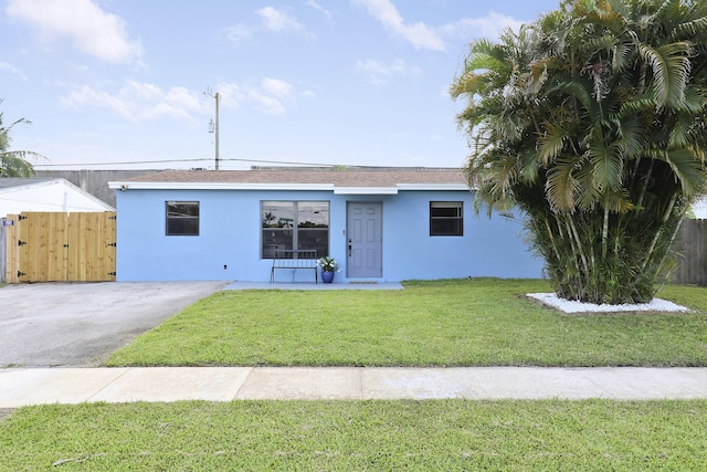 single story home with a front yard